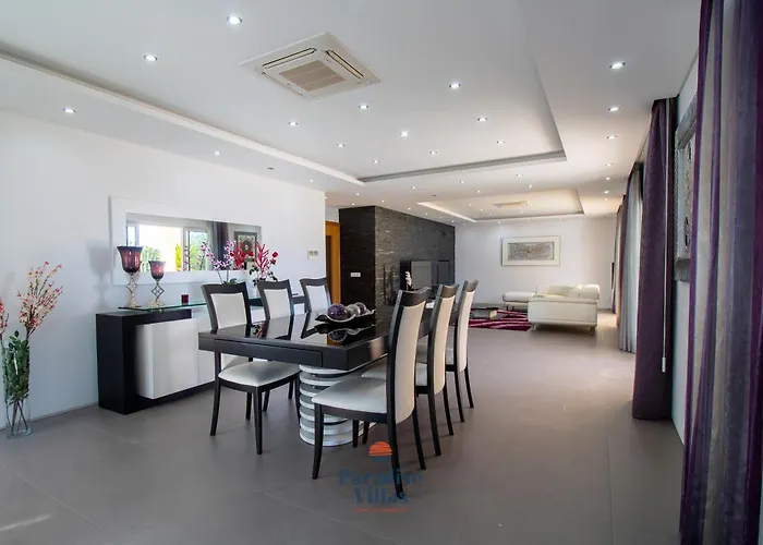 Elegant With Private Pool And Games 别墅
