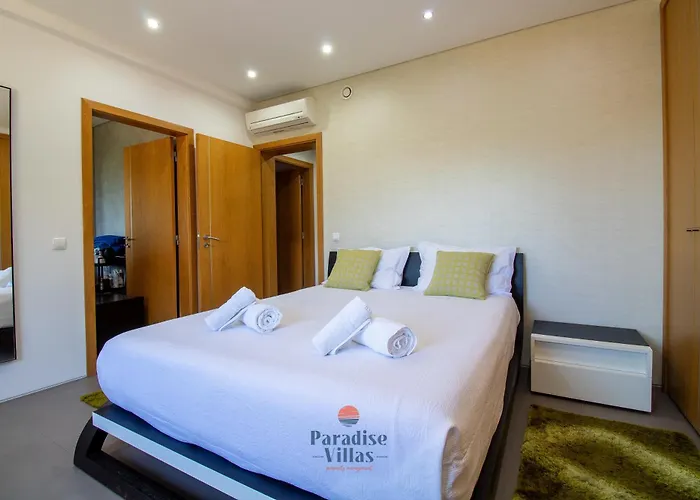 Elegant With Private Pool And Games 别墅