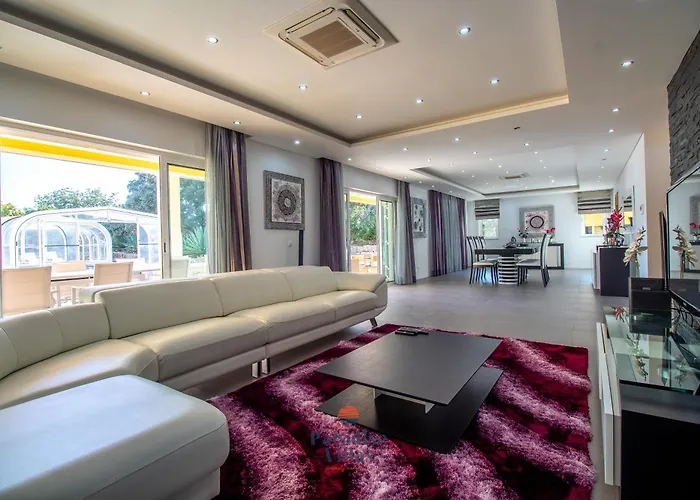 Elegant With Private Pool And Games Villa Loulé